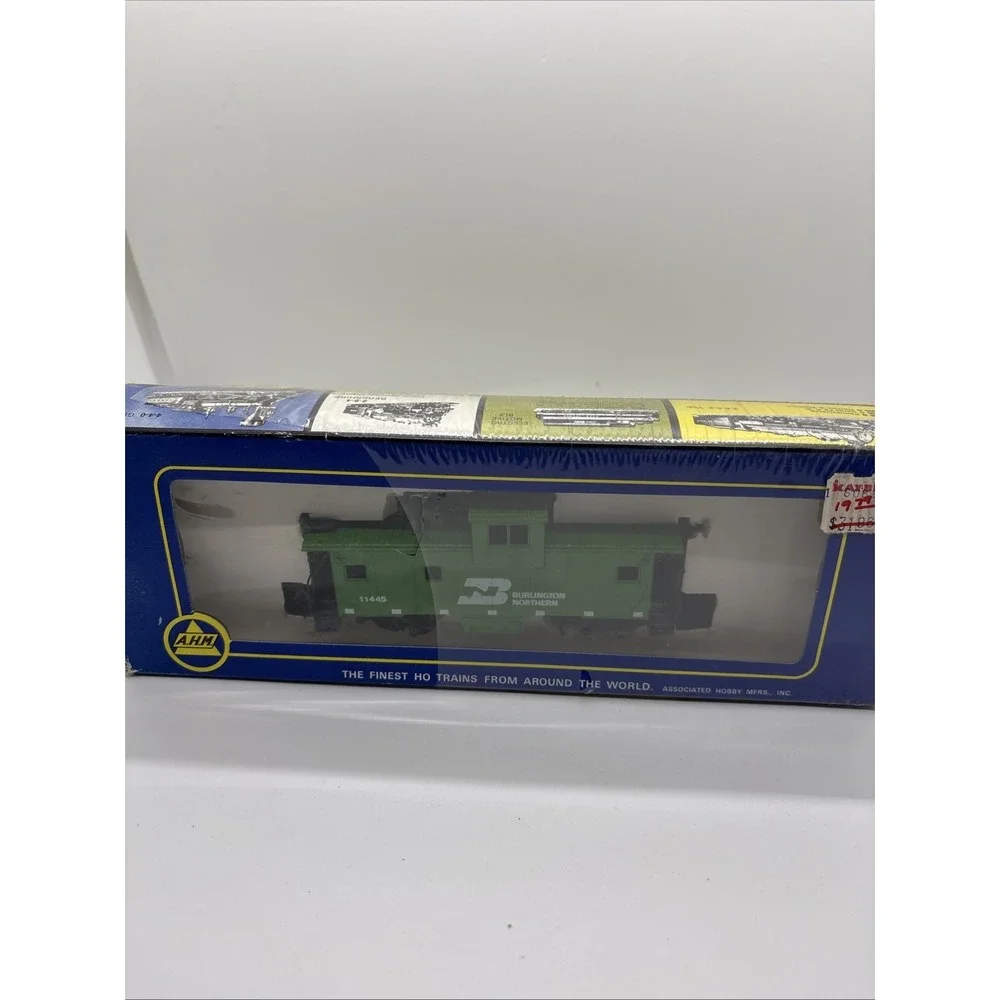 HO SCALE AHM  BURLINGTON NORTHERN  CABOOSE #11445  622904